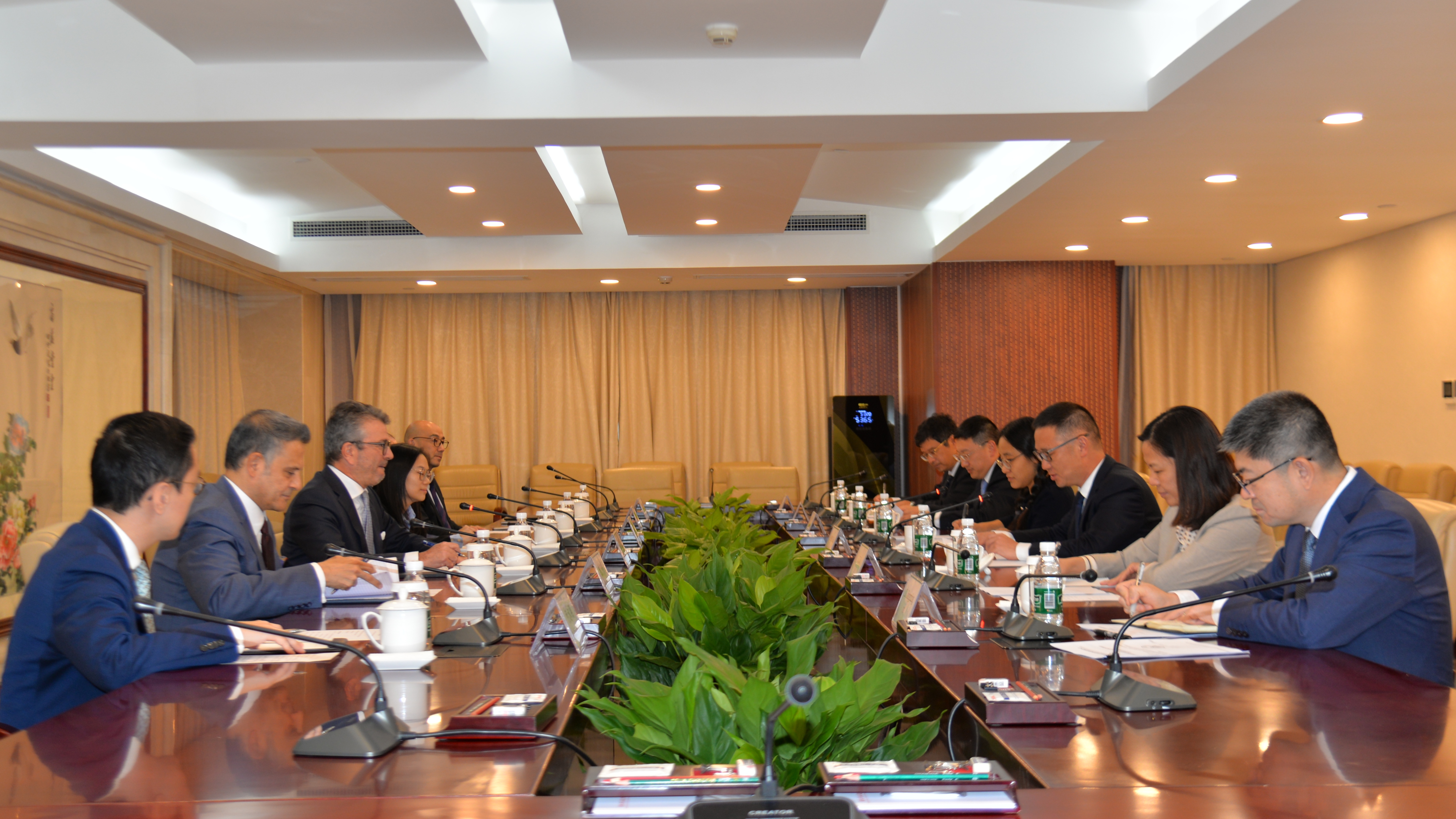 黄果会见诺和控股首席执行官康思明