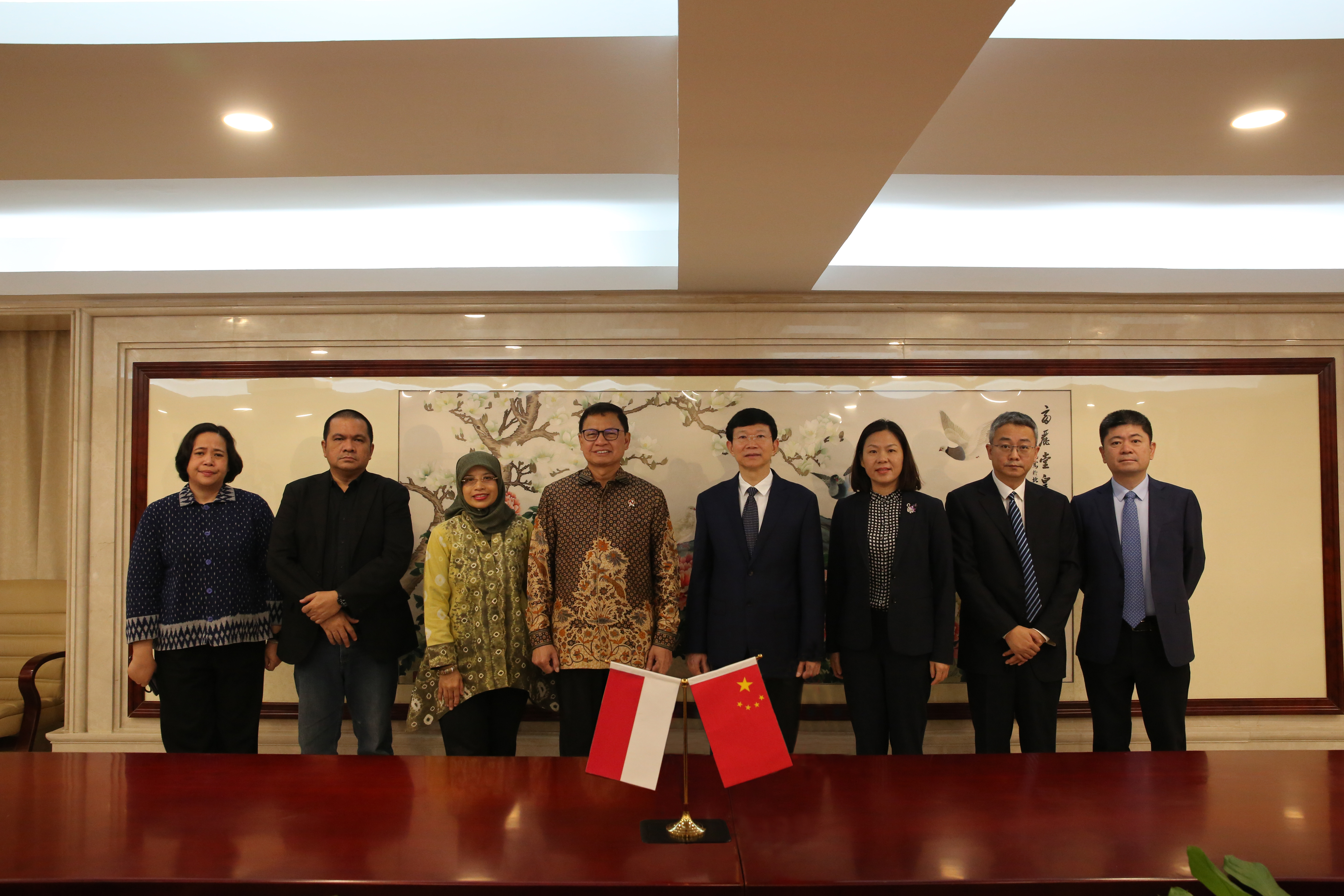 李利会见印尼食品药品管理局局长塔鲁那?伊...